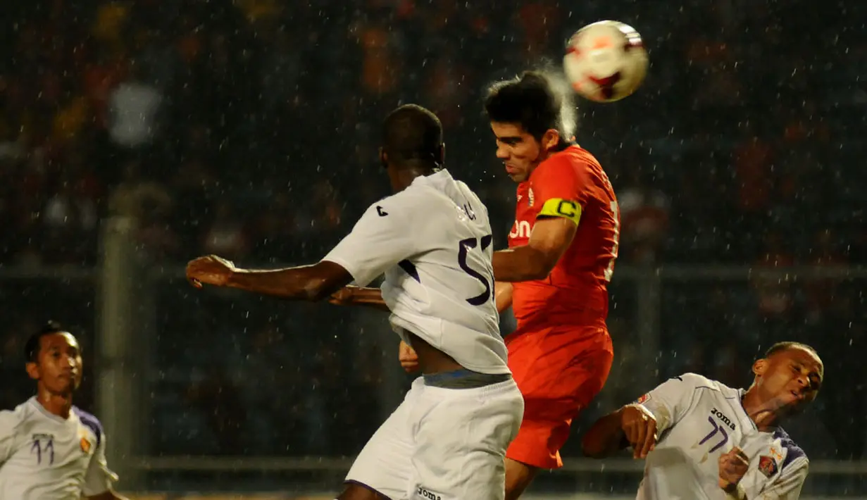 Kapten tim Persija, Fabiano Beltrame (kedua dari kanan) mencoba memanfaatkan umpan lambung saat berlaga melawan Persik Kediri di stadion GBK Jakarta, (30/5/2014). (Liputan6.com/Helmi Fithriansyah)