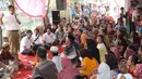 Anies Baswedan berdialog dengan warga di Kampung Maja, Pegadungan, Jakarta Barat, Senin (7/11). Program pasangan Anies-sandi  yakni pengendalian harga bahan pokok, perluasan lapangan pekerjaan, BPJS kesehatan, dan KJP. (Liputan6.com/Immanuel Antonius)