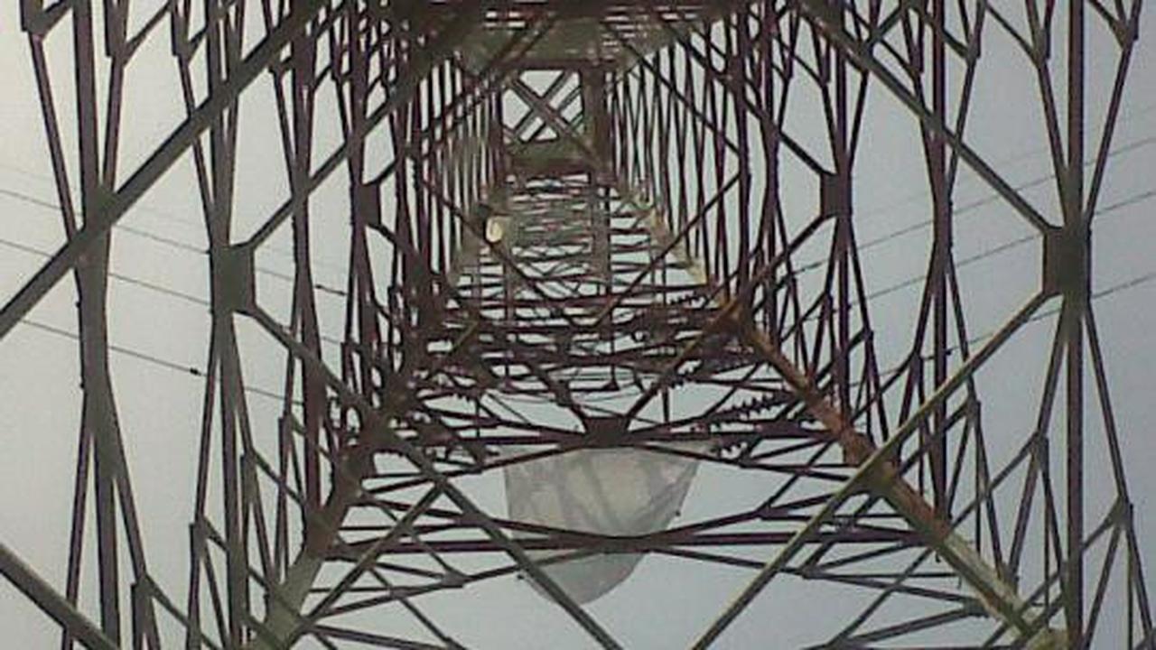 Pria berpakaian 'pocong' nekat memanjat menara SUTET