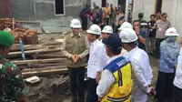 Presiden Joko Widodo atau Jokowi meninjau pembangunan rumah tahan gempa di Kota Mataram, NTB, Jumat (22/3/2019). (Merdeka.com/Titin Supriatin)