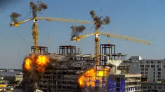 Peledakan dua crane besar pada konstruksi Hard Rock Hotel yang runtuh di New Orleans, Amerika Serikat, Minggu (20/10/2019). Dua crane diledakkan karena kondisinya yang tidak stabil usai konstruksi gedung tersebut runtuh saat pembangunan. (David Grunfeld/Advokat via AP)