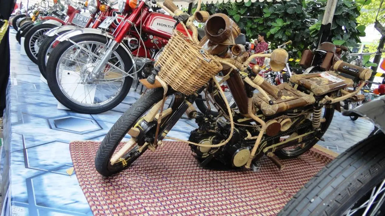 Sepeda Motor Kayu Unik Karya Urang Bandung