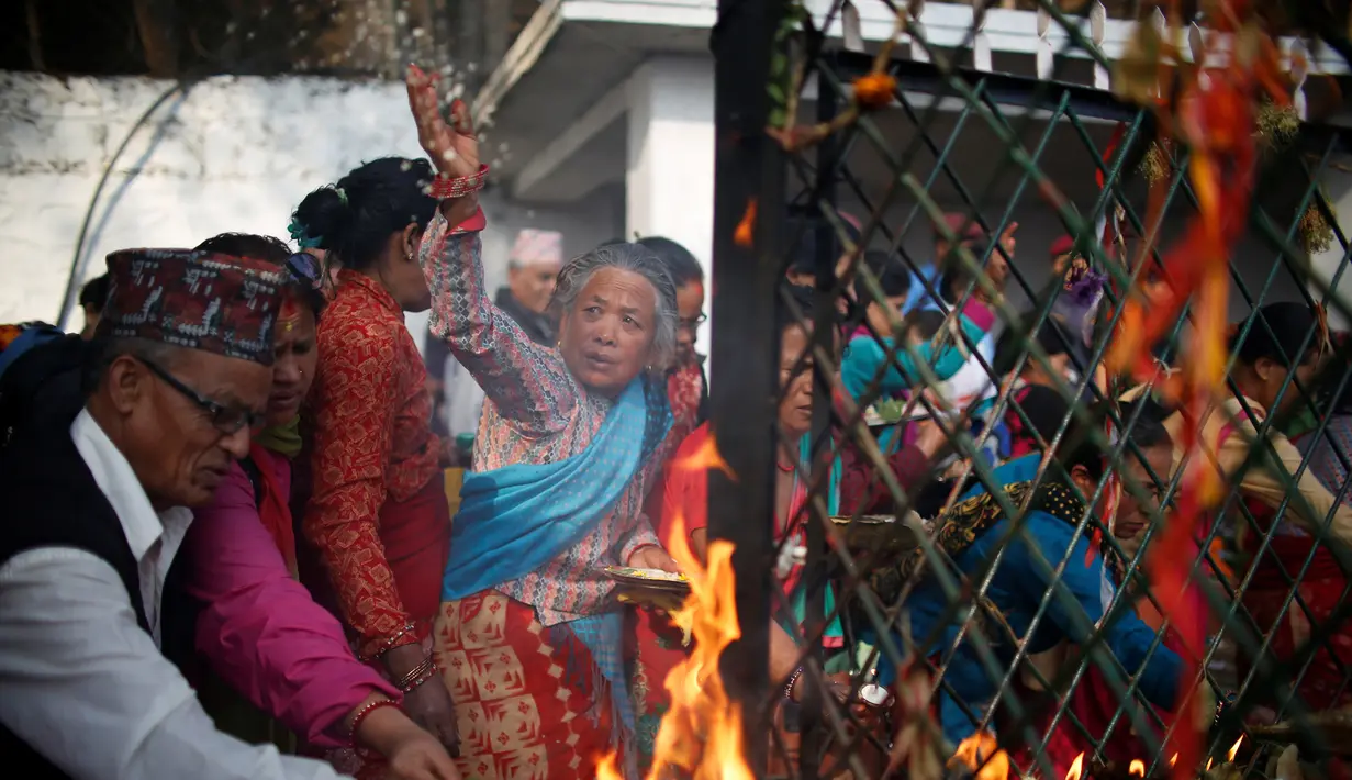 Para umat menggelar ritual di Matathirtha, Kathmandu, Nepal, 6 Mei 2016. Ratusan umat berkumpul di Matathirtha untuk mendoakan ibu mereka dalam perayaan Hari Ibu. (REUTERS / Navesh Chitrakar)