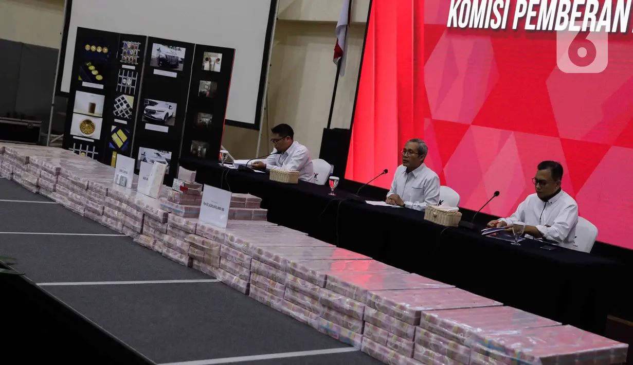 Sementara aset-aset selain uang, dipamerkan lewat foto yang dipampang di sebelah kiri. (Liputan6.com/Herman Zakharia)