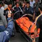 Jenazah salah satu korban kecelakaaan maut Kereta Commuter Line dan Metro Mini di perlintasan kereta Angke, Tambora, Jakarta, Minggu (6/12/2015). Data sementara korban meninggal bertambah menjadi 18 orang. (Liputan6.com/Gempur M Surya)