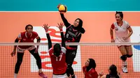 Pemain tim putri Indonesia All Star, Megawati Hangestri (tengah) melepaskan spike yang berusaha diblok pemain Red Sparks, Wilda Siti Nurfadhilah pada laga ekshibisi bola voli fun volleyball di Indonesia Arena, Senayan, Jakarta, Sabtu (20/4/2024). Tim putri Indonesia All Star kalah 2-3 (17-25, 15-25, 25-19, 25-18 dan 12-15). (Bola.com/Bagaskara Lazuardi)