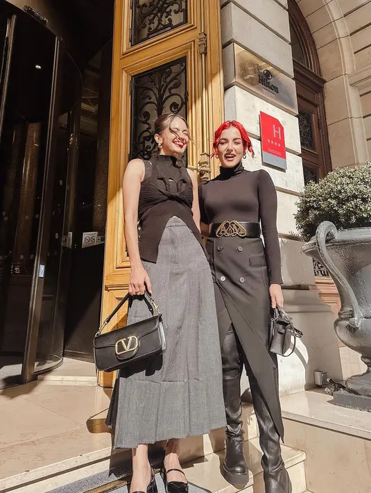 Nggak kalah kece, Tasya Farasya tampil serba hitam dengan turtleneck top, upside-down slashed skirt Alexander McQueen dan The Seal waist Belt dari rumah mode serupa warna emas sebagai statement. [@claurakiehl/@enzystoria/@tasyafarasya]