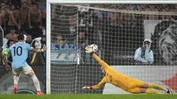 Pemain Lazio, Mattia Zaccagni mencetak gol melalui tendangan penalti ke gawang Nice pada laga Liga Europa 2024/2025 yang berlangsung di Olympic Stadium, Roma, Italia, Jumat (04/10/2024) dini hari WIB. (AP Photo/Andrew Medichini)