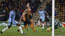 Proses terjadinya gol bunuh diri yang dilakuka oleh bek Hull, Curtis Davies. Kemenangan ini membuat City naik ke peringkat kedua klasemen Premier League, sementara Hull kian terpuruk diposisi juru kunci. (Reuters/Ed Sykes)
