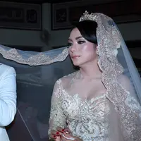 Reza mempersembahkan tiga buah cincin berlian dan seperangkat alat salat sebagai mahar pernikahannya dengan Ika, panggilan akrab Astrilika Lintong. (Deki Prayoga/Bintang.com) 