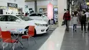 Pengunjung melihat produk mobil pada pameran kendaraan di salah satu pusat perbelanjaan di Bandung, Sabtu (27/6). Bank Indonesia (BI) telah menerbitkan aturan pelonggaran uang muka/DP untuk kredit kepemilikan kendaraan bermotor (Liputan6.com/Helmi Afandi)