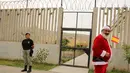 Jose Luis Pereira tahanan asal Extremadura, Spanyol menggenakan kostum santa saat merayakan perayaan Hari Natal di Penjara Ancon, Callao, Peru, Kamis (22/12). (REUTERS/Mariana Bazo)
