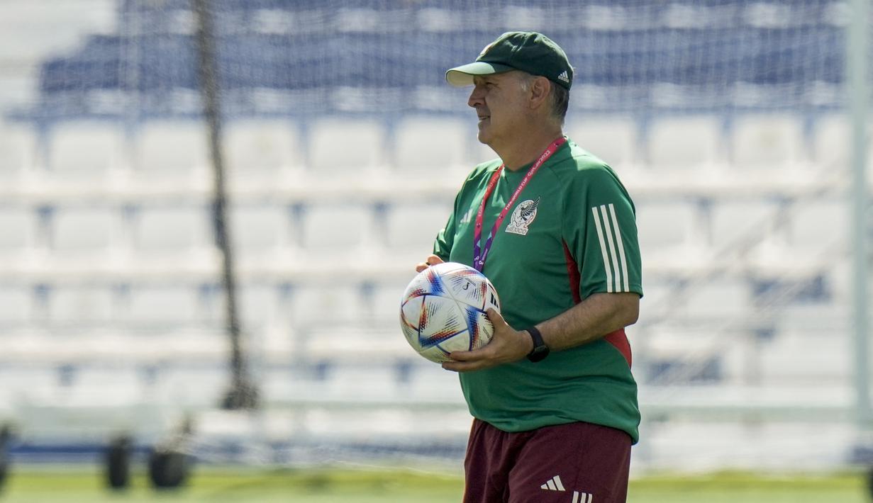 <p>Pelatih Meksiko, Gerardo Martino menyaksikan pemainnya berlatih selama sesi latihan tim di Jor, Qatar, Selasa, 29 November 2022. Saat ini, baik Arab Saudi maupun Meksiko masih memiliki peluang untuk lolos ke babak 16 besar. Kedua tim harus saling mengalahkan untuk mengamankan laju mereka di Piala Dunia 2022. (AP Photo/Moises Castillo)</p>