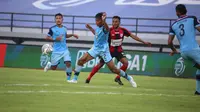 Duel Persiraja Jayapura melawan Persela Lamongan pada lanjutan BRI Liga 1 2021/2022 di di Stadion Kapten I Wayan Dipta, Gianyar, Kamis (6/1/2022) sore. (Bola.com/Maheswara Putra)