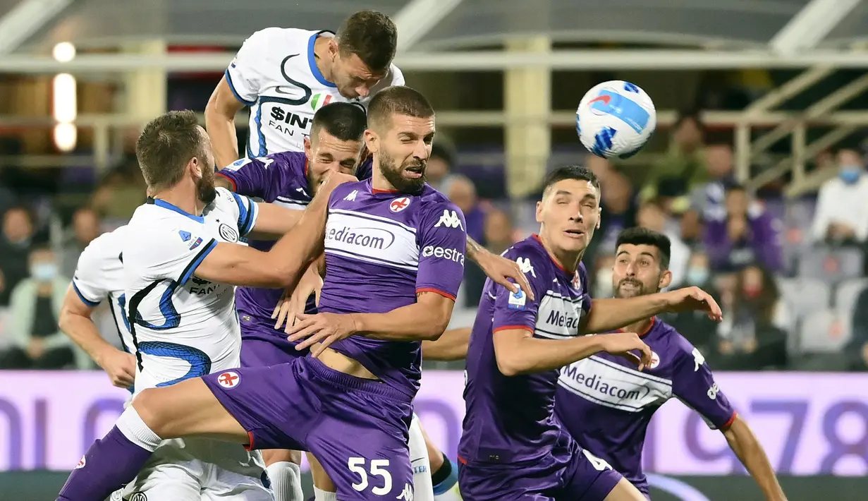 Tinga menit berselang, Inter Milan sukses balikkan keadaan. Tendangan sudut Calhanoglu sukses ditanduk oleh Edin Dzeko (atas) dan mengecoh kiper Fiorentina, Bartlomiej Dragowski. (LaPresse via AP/Alfredo Falcone)
