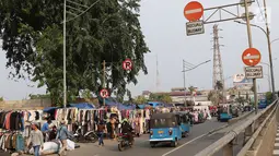 Suasana lalu lintas di sepanjang trotoar kawasan Senen, Jakarta, Jumat (4/5). Menjamurnya pedagang pakaian bekas yang menguasai trotoar menimbulkan kesan kumuh. (Liputan6.com/Immanuel Antonius)