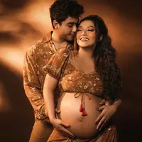 Ini potret maternity shoot Siti Badriah bersama sang suami, Krisjiana. Dalam pemotretan ini, penyanyi dangdut ini menggandeng fotografer terkenal yaitu Rio Motret. (Instagram/riomotret).