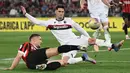 Laga final antara AC Milan dan Bologna berlangsung ketat dan sengit. (Isabella BONOTTO/AFP)