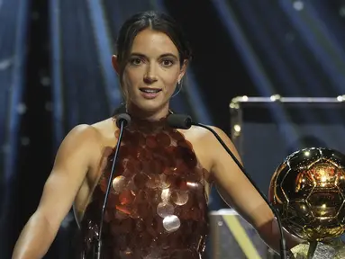 Pesepak bola wanita Spanyol, Aitana Bonmati berhasil menorehkan rekor gemilang setelah dirinya terpilih sebagai pemenang Ballon d'Or Wanita 2025 pada Selasa (23/09/2025) dini hari WIB. (AP Photo/Thibault Camus)