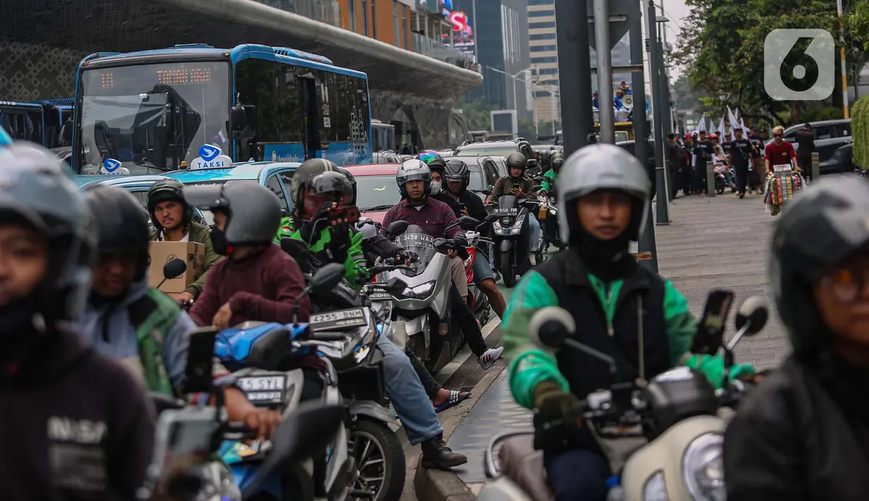 Kendaraan pribadi termasuk transportasi umum seperti bus Transjakarta, lajunya terhambat saat melintasi lokasi. (Liputan6.com/Angga Yuniar)