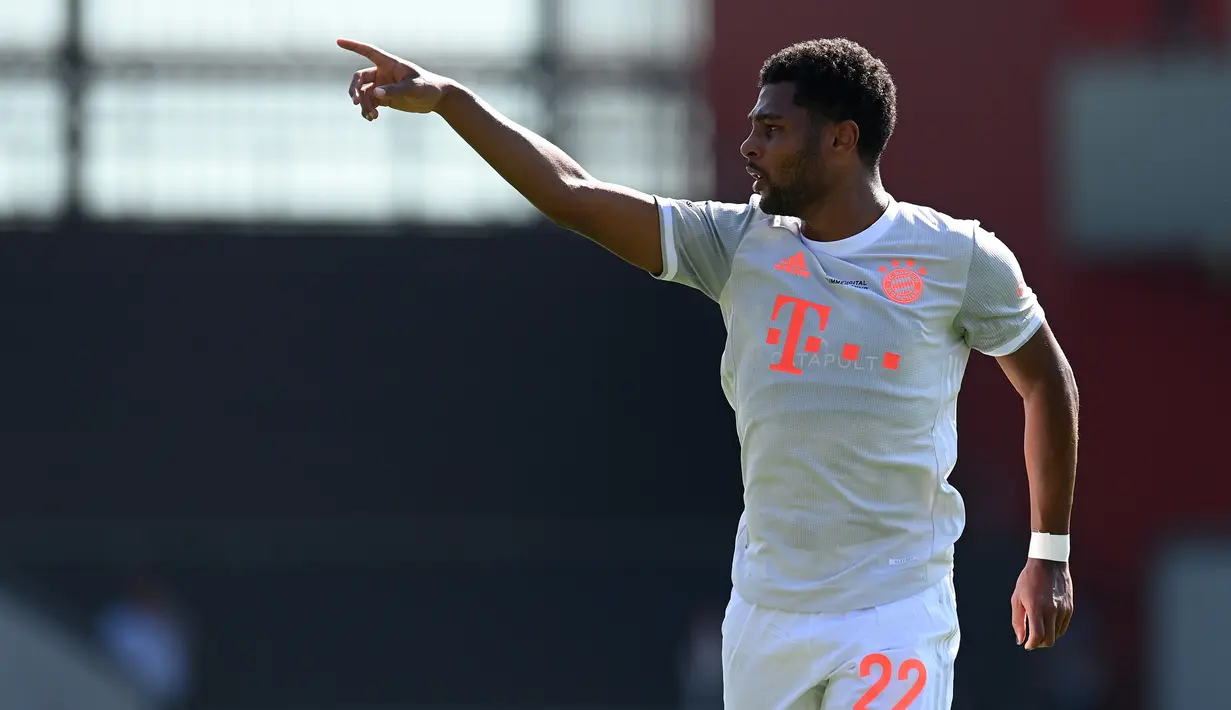 Gelandang Bayern Munchen, Serge Gnabry, saat menghadapi Marseille pada laga persahabatan di Allianz Arena, Sabtu (1/8/2020) dini hari WIB. Bayern Munchen menang 1-0 atas Marseille. (AFP/Christof Stache/various sources)