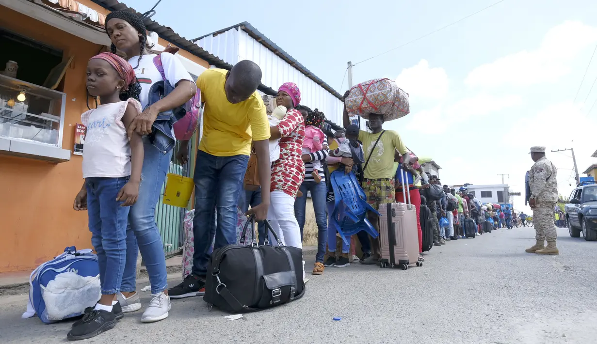Para pedagang di kota-kota perbatasan Dominika diizinkan untuk menjual barang-barang kebutuhan pokok, tetapi dilarang mengekspor produk elektronik dan bahan bangunan, termasuk semen dan batang logam. (AP Photo/Ricardo Hernandez)