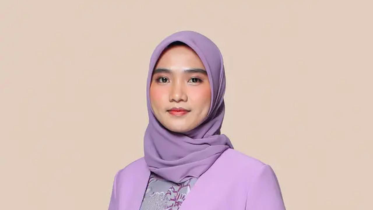 8 Tren Gamis Batik Modern dengan Detail Blazer Warna Lilac Soft, Sedang Digandrungi Muslimah Muda