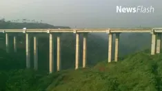 Tim tanggap darurat gerakan tanah badan geologi Kementerian Energi dan Sumberdaya alam terus meneliti lokasi pergeseran dan retakan di jembatan Cisomang