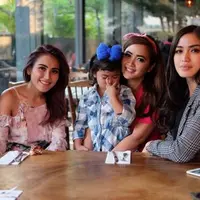 Jessica Iskandar dan Ayu Ting Ting foto bareng saat hadir acara syukuran ulang tahun Vega Darwanti (Instagram/@vegadarwanti123)