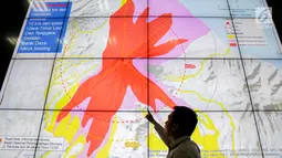 Petugas Badan Nasional Penanggulangan Bencana (BNPB) memberi penjelasan terkait erupsi Gunung Agung di Gedung BNPB, Jakarta, Senin (27/11). Tingkat erupsi Gunung Agung saat ini meningkat dari fase freatik ke magmatik. (Liputan6.com/Faizal Fanani)