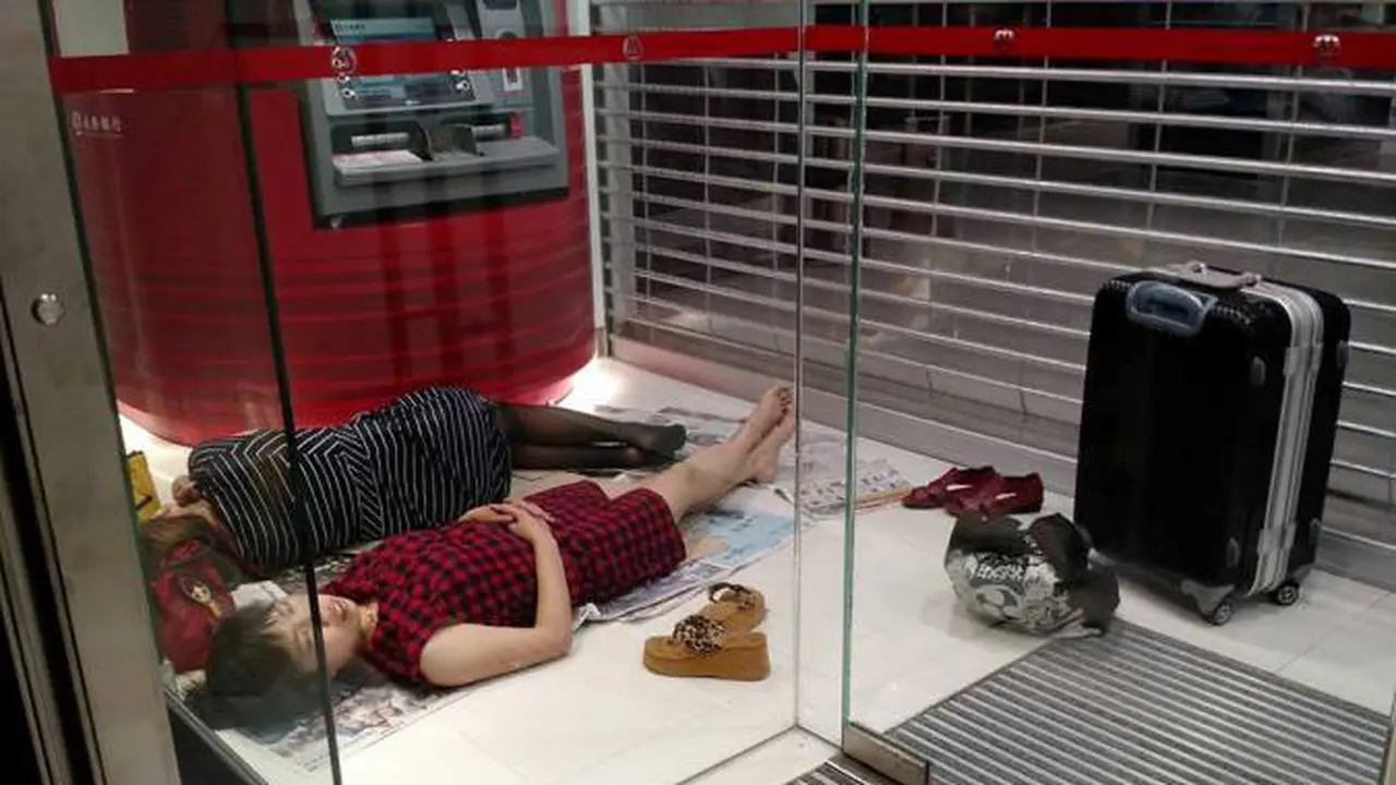Tidur di Gerai ATM, Dua Wisatawan Ini Jadi Berita Viral 	
