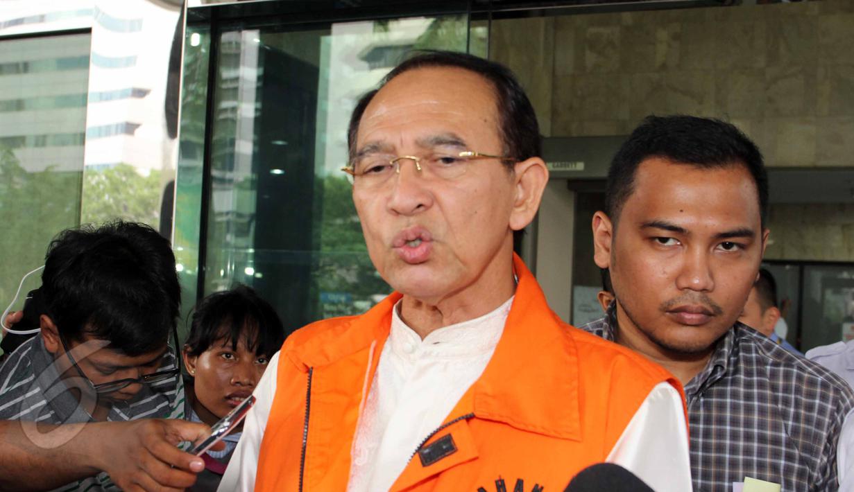 Mantan Menteri Agama Suryadharma Ali (SDA) mengenakan baju tahanan usai diperiksa di Gedung KPK, Jakarta, Senin (8/6/2015). SDA diperiksa dalam kapasitasnya sebagai tersangka tindak pidana korupsi penyelenggaraan ibadah haji. (Liputan6.com/Helmi Afandi)