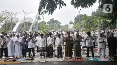 Jemaah Muhammadiyah saat menunaikan Salat Idul Fitri 1444 H di halaman Jakarta International Equestrian Park, Pulomas, Jakarta Timur, Jumat (21/4/2023). (merdeka.com/Iqbal S Nugroho)