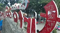 Coretan di papan nama Taman Tirto Agung ini direspon Hendi dengan aplikasi anti vandalisme. (foto : Liputan6.com / Edhie Prayitno Ige)