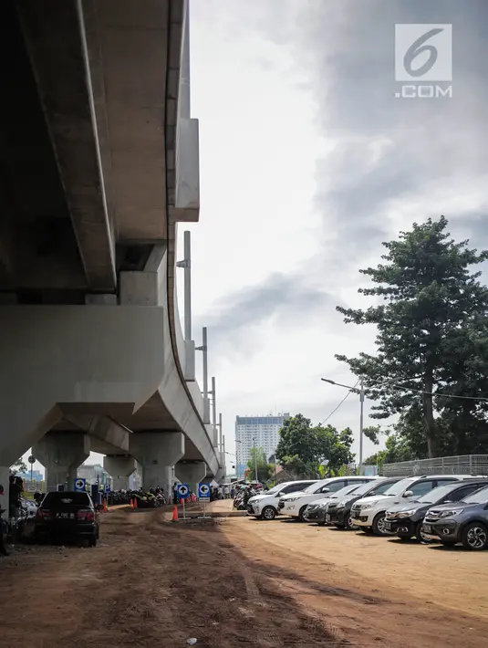 Sejumlah mobil terparkir di Park and Ride di kawasan Lebak Bulus, Jakarta, Kamis (28/3). Park and Ride Stasiun MRT Lebak Bulus menerapkan tarif flat per hari. (Liputan6.com/Faizal Fanani)