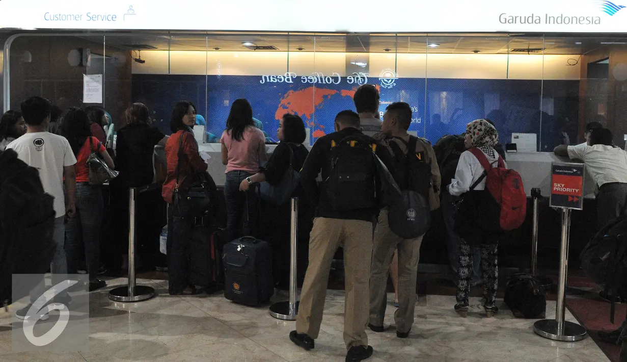 Sejumlah calon penumpang mengantri di loket sebuah maskapai penerbangan di terminal 2E Bandara Soekarno Hatta, Tangerang, Senin (6/7/2015). Pasca insiden kebakaran pada Minggu (5/6) lalu, jadwal penerbangan mulai normal. (Liputan6.com/Herman Zakharia)