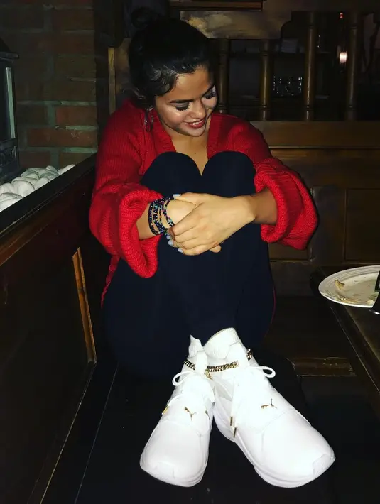 Sementara itu, Selena menghabiskan banyak waktu dengan para teman-temannya usai perpisahan. (instagram/selenagomez)