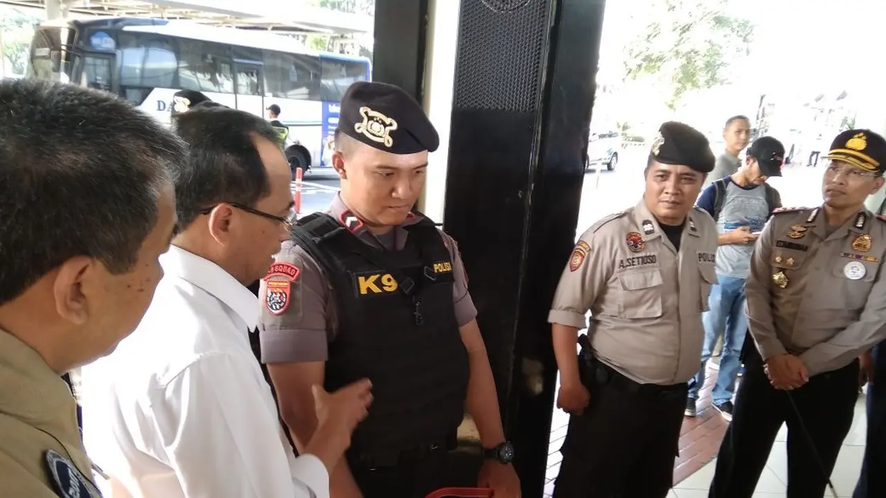 Usai ledakan bom gereja di Surabaya, Jawa Timur, Menhub Budi Karya melakukan sidak di Bandara Soekarno Hatta pada Minggu (13/5/2018).(Liputan6.com/Pramita Tristiawati)