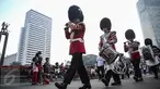 Scotts Guard alias penjaga Buckingham Palace melakukan aksi mengelilingi di Bundaran HI, Jakarta, Minggu (5/6). Aksi Scotts Guard yang didatangkan dari Inggris ini dalam rangka hari ulang tahun Ratu Elizabeth II yang ke-90. (Liputan6.com/Faizal Fanani)