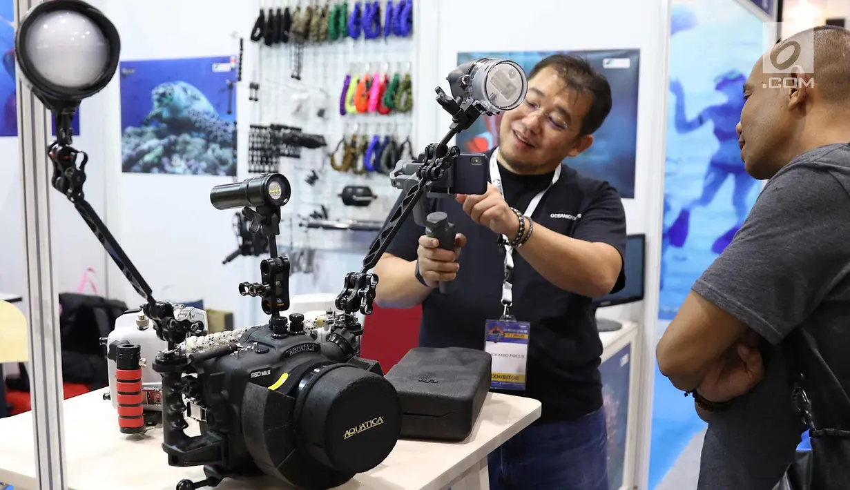 Pengunjung melihat produk yang ditawarkan di pameran bertajuk Deep & Extreme Indonesia 2018, Jakarta, Jumat (9/3). Pameran tersebut diramaikan oleh lebih dari 160 booth aneka tema terkait olahraga air dan wisata ekstrem. (Liputan6.com/Immanuel Antonius)