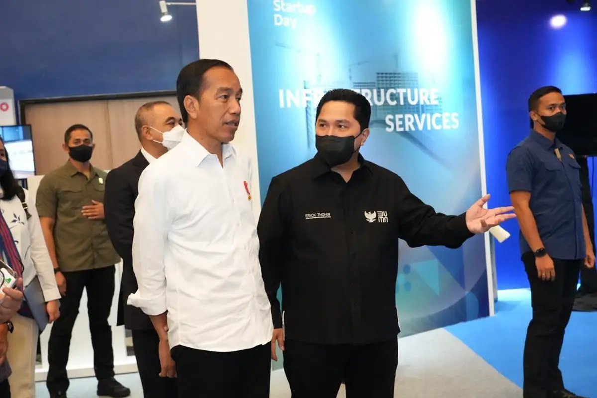 Menteri BUMN Erick Thohir mendampingi Presiden Jokowi dalam acara pembukaan BUMN Startup Day 2022 di ICE BSD, Kabupaten Tangerang, Banten, Senin (26/9/2022).