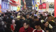 Pengunjung terlihat memadati hari pertama Jakarta Fair 2024 yang digelar di JIExpo Kemayoran, Jakarta, Rabu (12/6/2024). (Liputan6.com/Herman Zakharia)