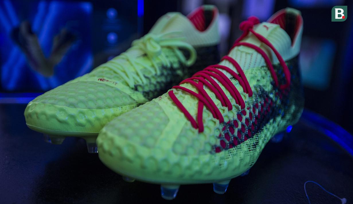 Sepatu Puma Future 18.1 dipajang saat peluncurannya di Taman Menteng, Jakarta, Jumat (9/3/2018). Puma Future 18.1 dirancang untuk pengepasan saat pemakaian. (Bola.com/Vitalis Yogi Trisna)