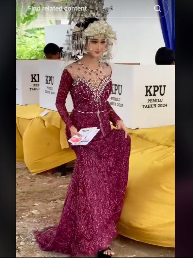 Niat Banget, Perempuan Pakai Baju Pengantin Merah Muda Plus Hiasan Kepala ke TPS