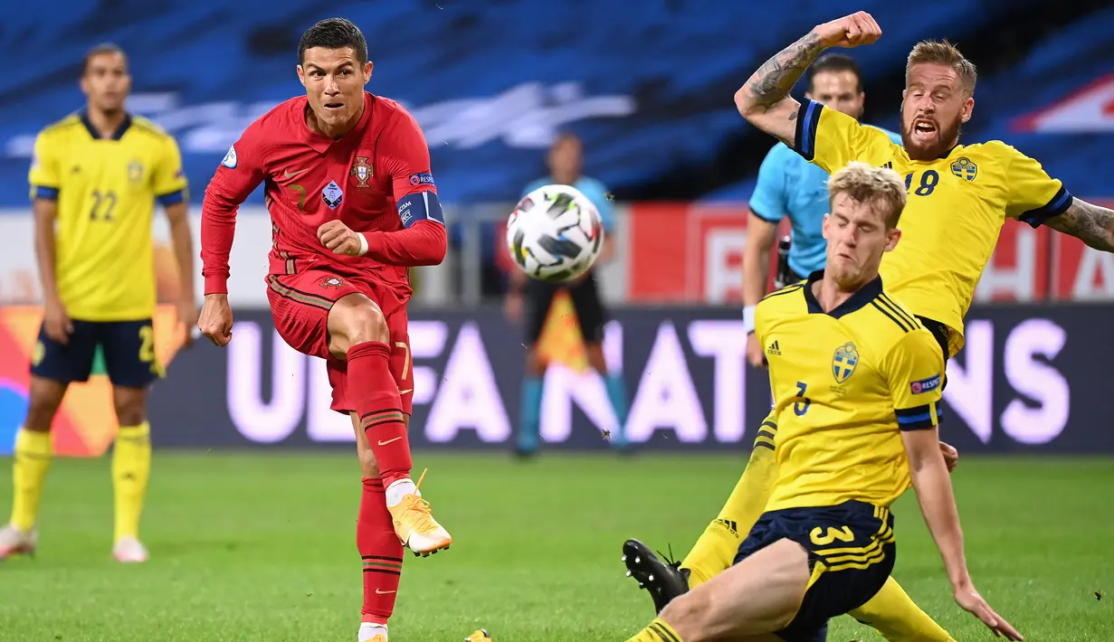 Penyerang Portugal, Cristiano Ronaldo, melepaskan tendangan ke arah gawang Swedia pada laga UEFA Nations League di Stadion Friends Arena, Rabu (9/9/2020) dini hari WIB. Portugal menang 2-0 atas Swedia. (AFP/Jonathan Nackstrand)