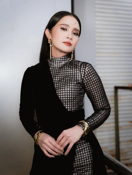 Aktris Michelle Ziudith membuka 2026 dengan rilisnya film terbatunya, Alas Roban. Tampilannya di gala premiere sukses mencuri perhatian tersendiri [@michelleziu]