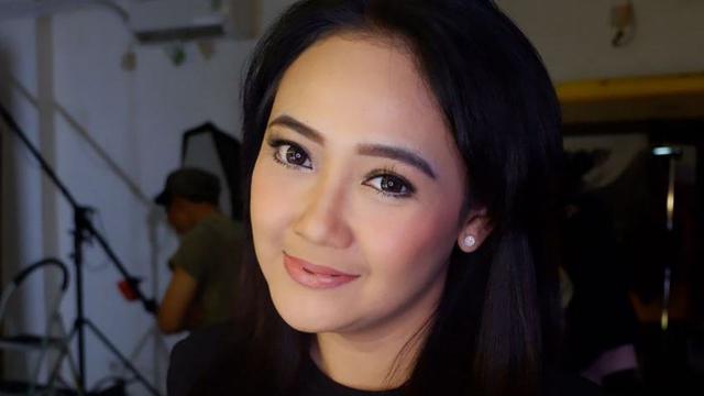 Rheina Ipeh (Instagram/ @ etisarli_makeup)