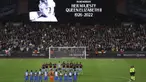 Fans West Ham United menyanyikan lagu 'God Save the Queen' secara emosional saat mengheningkan cipta sebelum laga Grup B EUFA Conference League melawan FCSB pada Kamis (8/9/2022) waktu setempat. (AP/Ian Walton)