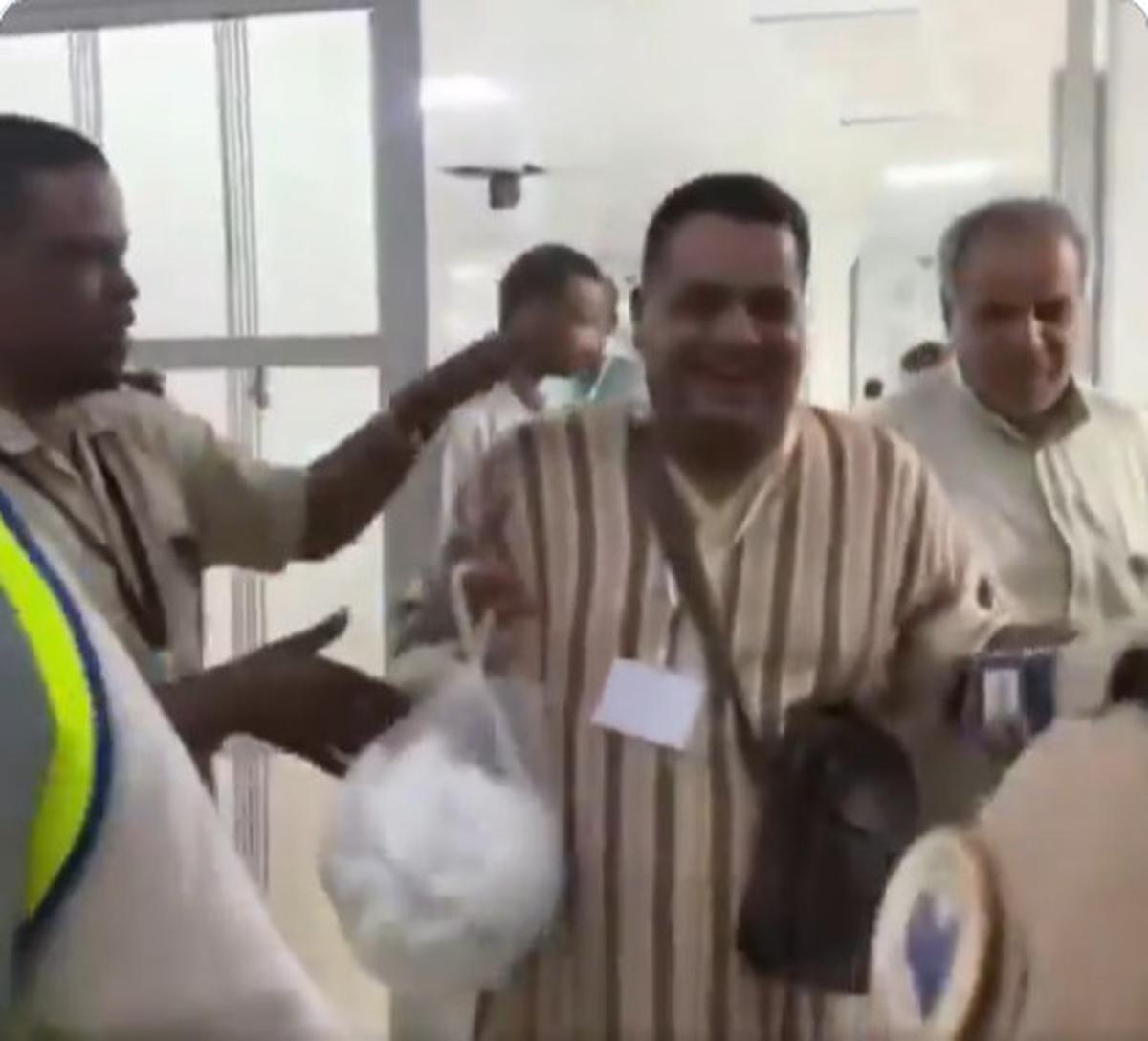 Seorang Jemaah Dilarang Terbang lalu Ditinggal, Pesawatnya Terus Mogok & Kembali Menjemputnya