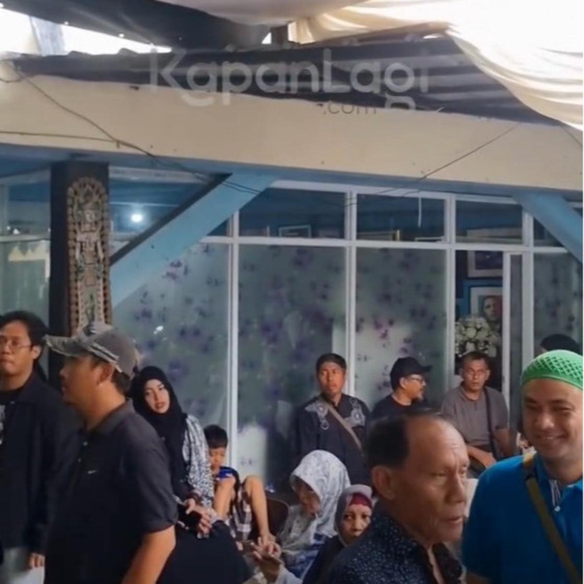 Potret Suasana Duka di Markas Slankers di Potlot, Bimbim Slank  Tegar Panggul Keranda Bunda Iffet